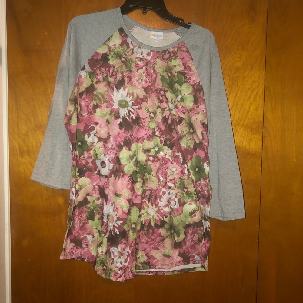 𝅺Lularoe randy floral baseball top pink/gray 2x